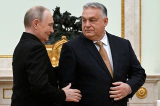 El presidente ruso, Vladimir Putin, a la izquierda, habla con el primer ministro húngaro, Viktor Orban, durante su reunión en el Palacio del Senado del Kremlin en Moscú.